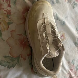 Nike Kids Sneakers in Cream and White